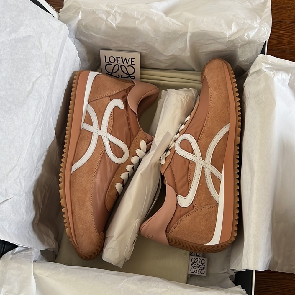 NEW IN BOX Loewe Flow Runner Sneaker Powder 39